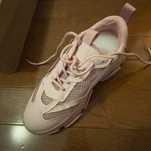 Steve Madden possession sneakers - Picture 2 of 5